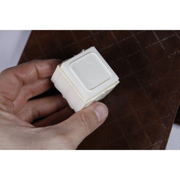 Vintage cream white ring box stylized lotus top, lift top plastic jewelry - Picture 8 of 10